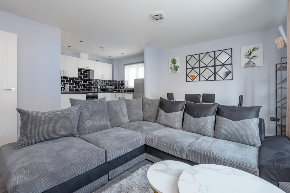 Stylish Elegant New Flat 5 Min from Crossrail