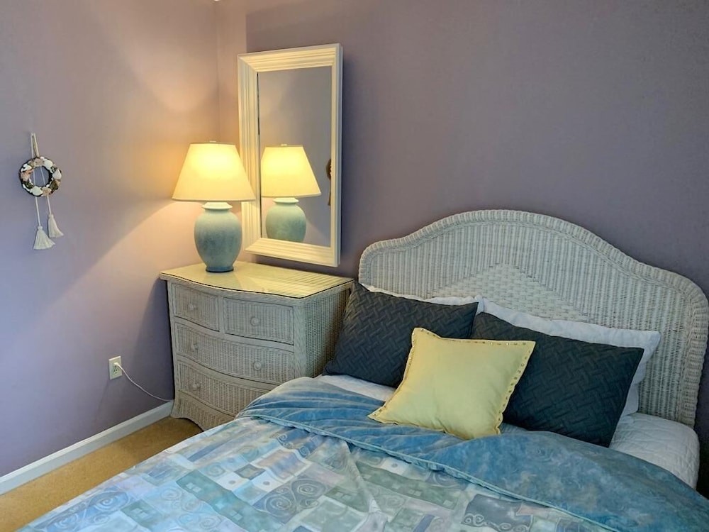 King Charles Avenue 404 #6