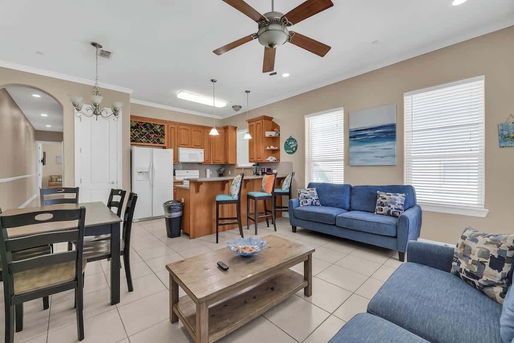 Lovely Beach and Pool Condo