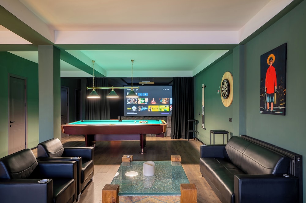 Niabi 4BDR Apartments with billiards