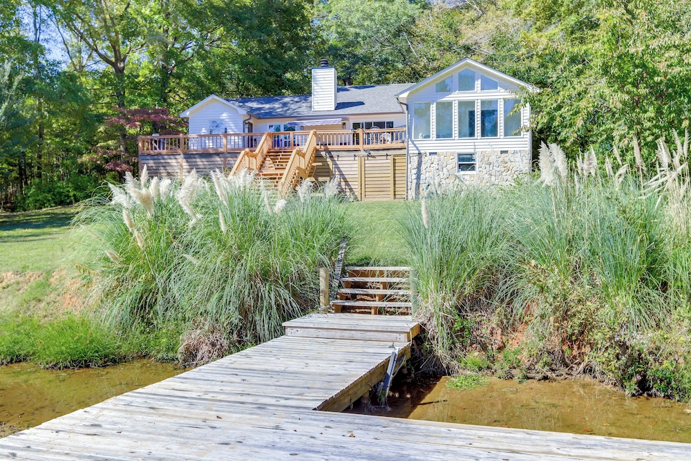 Fire Pit & Kayaks: Lake Oconee Waterfront Escape!