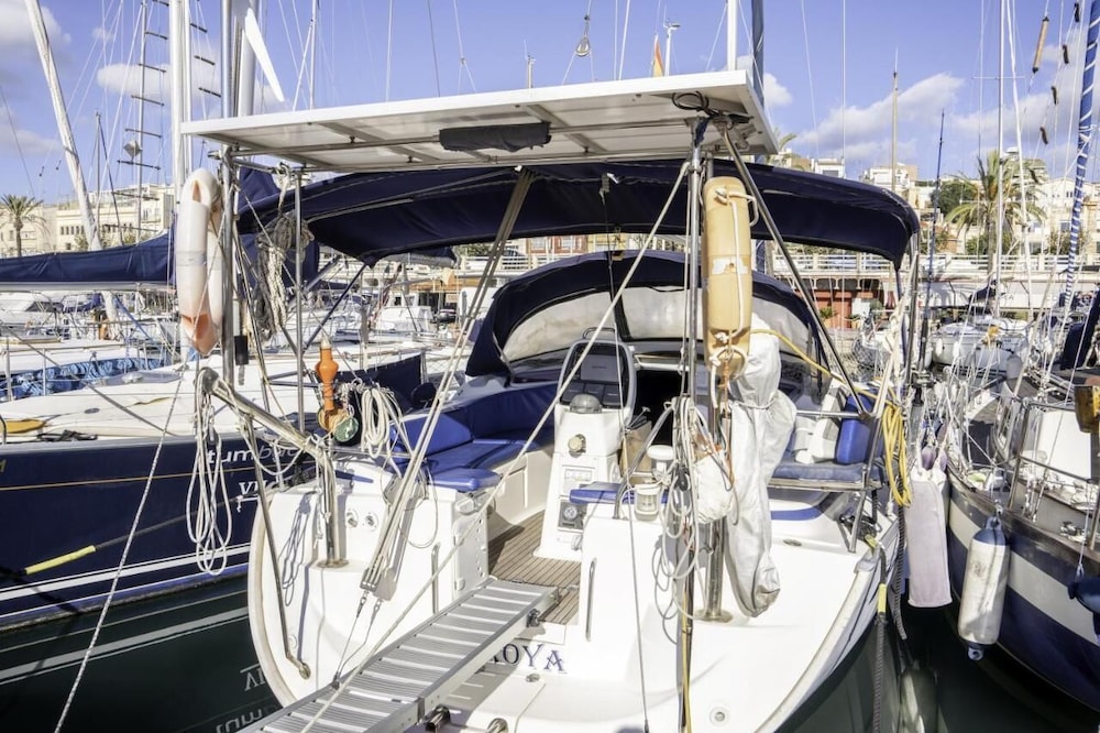 Precioso Barco en Puerto del Masnou en el Maresme