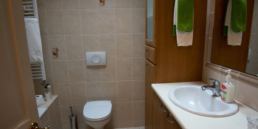 Three Sisters Studio Apartments