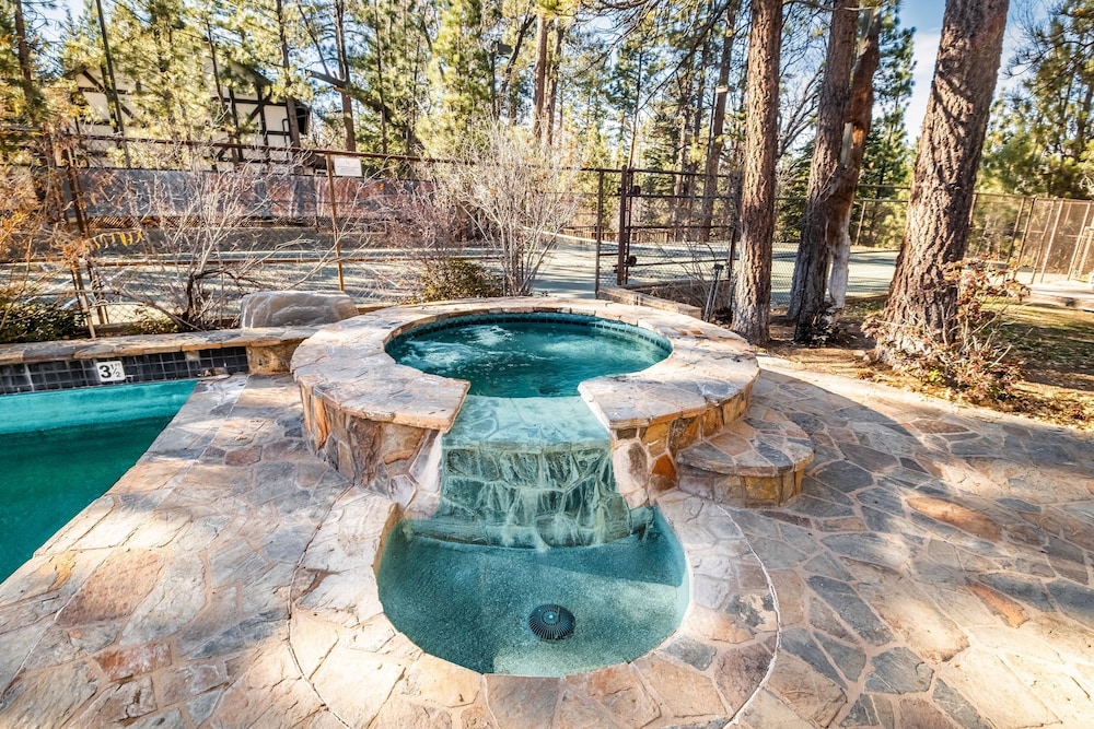 Heavenly Valley by Avantstay Home w Pool Sauna Hot Tub Game Room Tennis Crt Basketball Crt