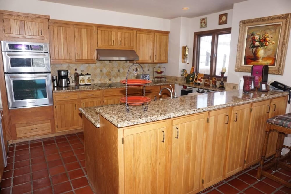 Large Wood Run 6 Bedroom Ski-in / Ski-out Access Home by RedAwning view 4