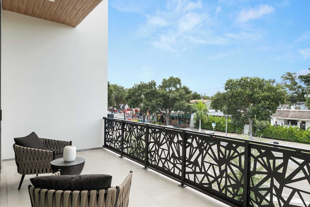 Lux Penthouse 4-story Stunner Rooftop Views