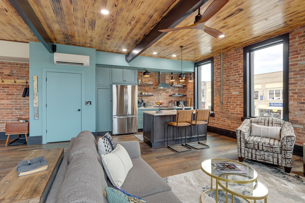 Luxurious Downtown Murphy Vacation Rental Loft! view 5