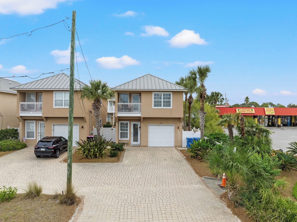 Escape to Sand Dollar Holler: Coastal Retreat, 3 Beds, 2.5 Baths, Sleeps 10!