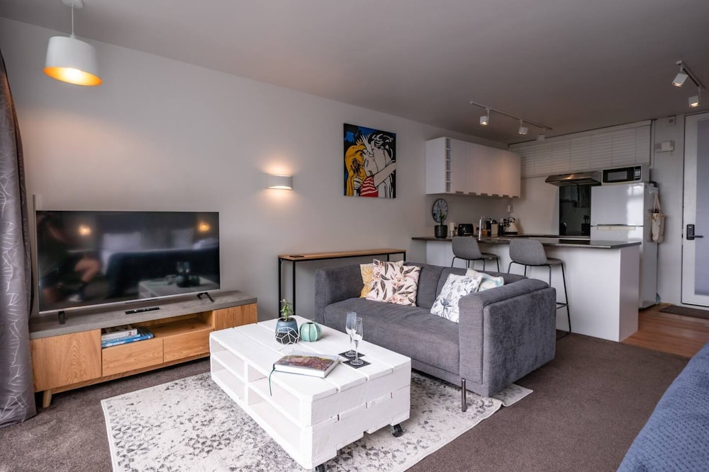 Centrally Located Light-filled Studio w/ Parking view 5