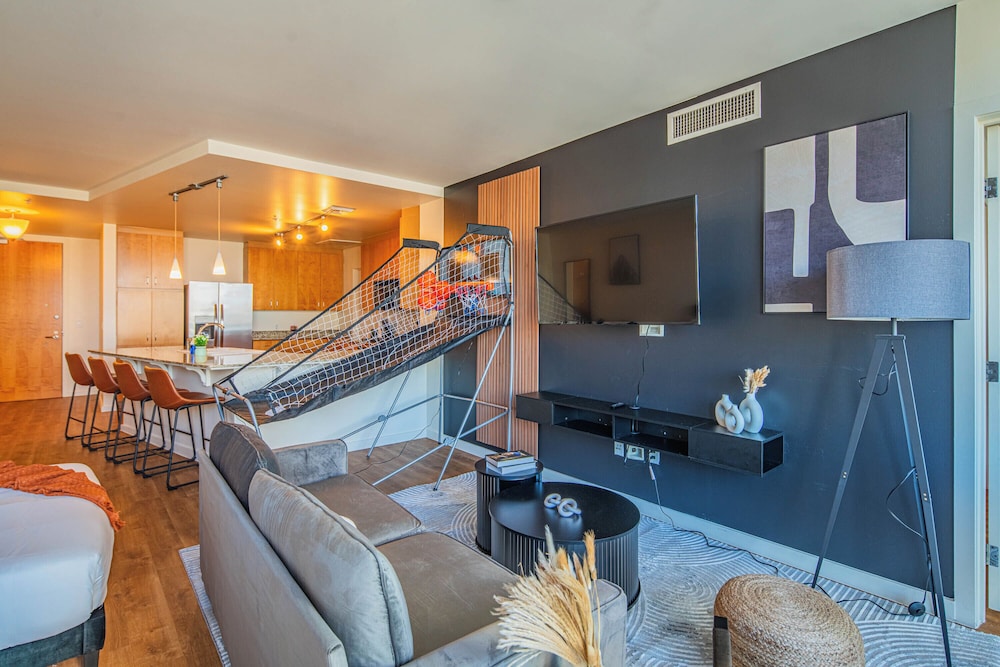 ROVE LIVING/KL - 44 Monroe