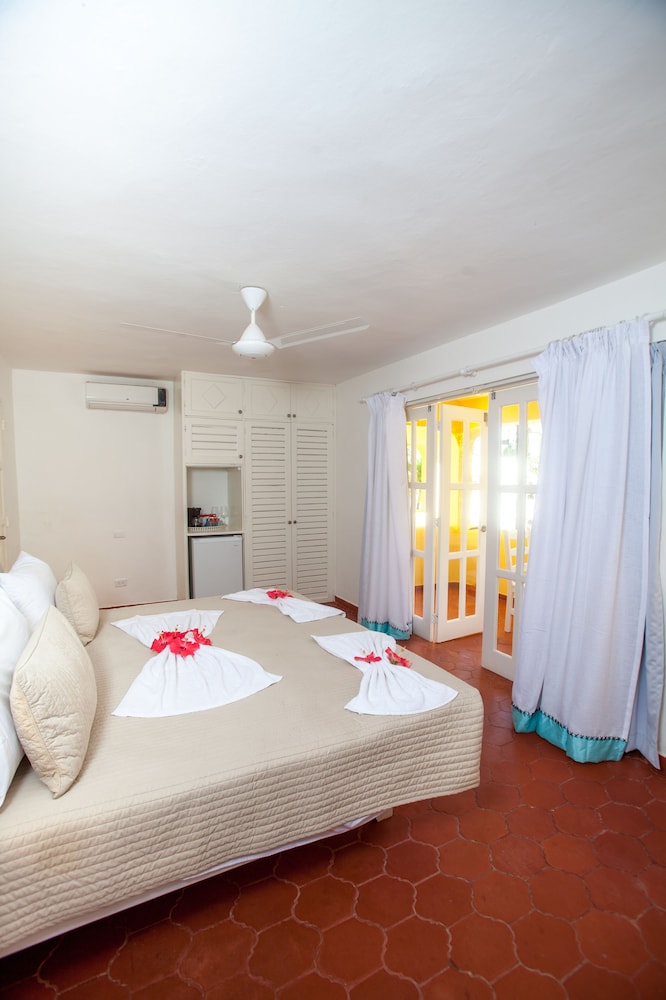 Los Corales Beach Village