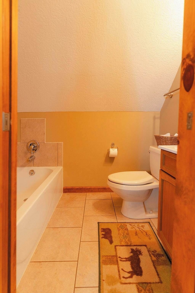 Cheerful Two Bdrm Cabin With Hot Tub & Pet Friendly