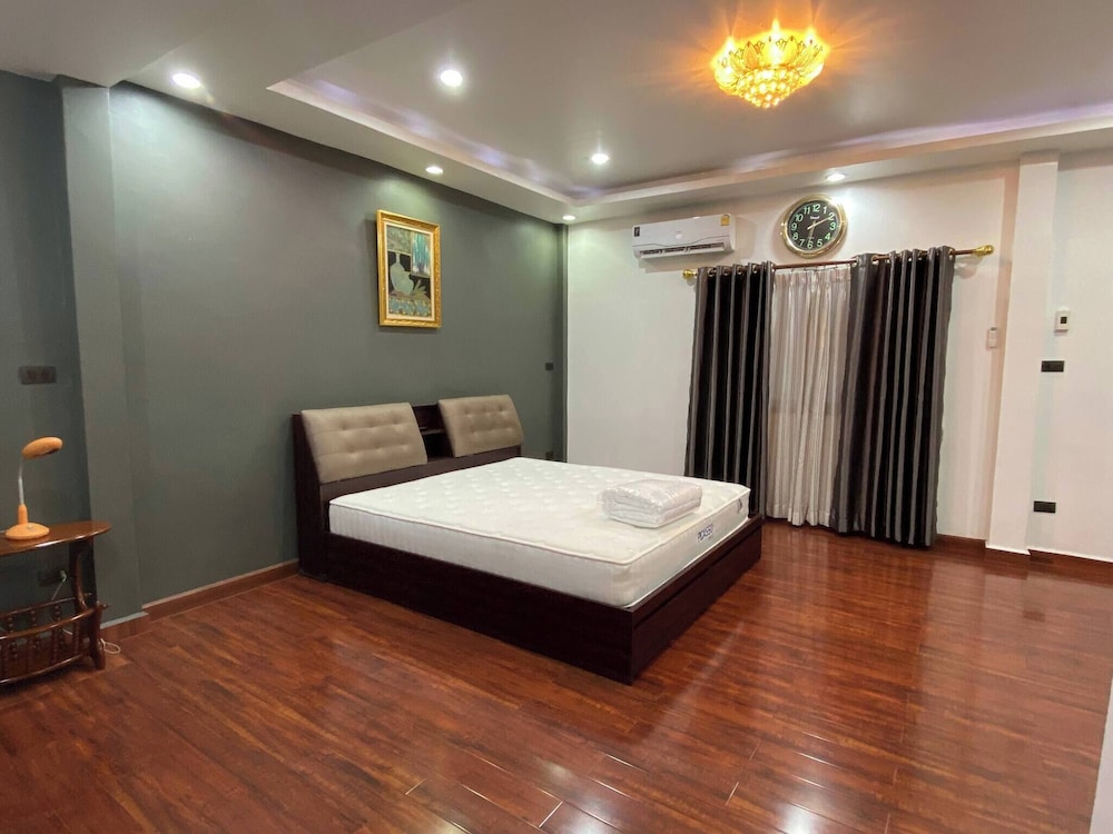 Beautiful 2 Story Newly Renovated Bungalow House