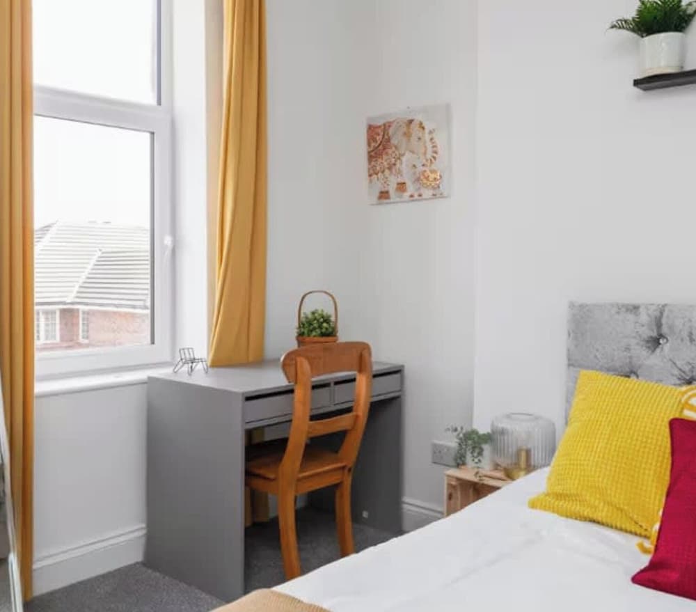 Large 4 Bed House - 4 Double Beds