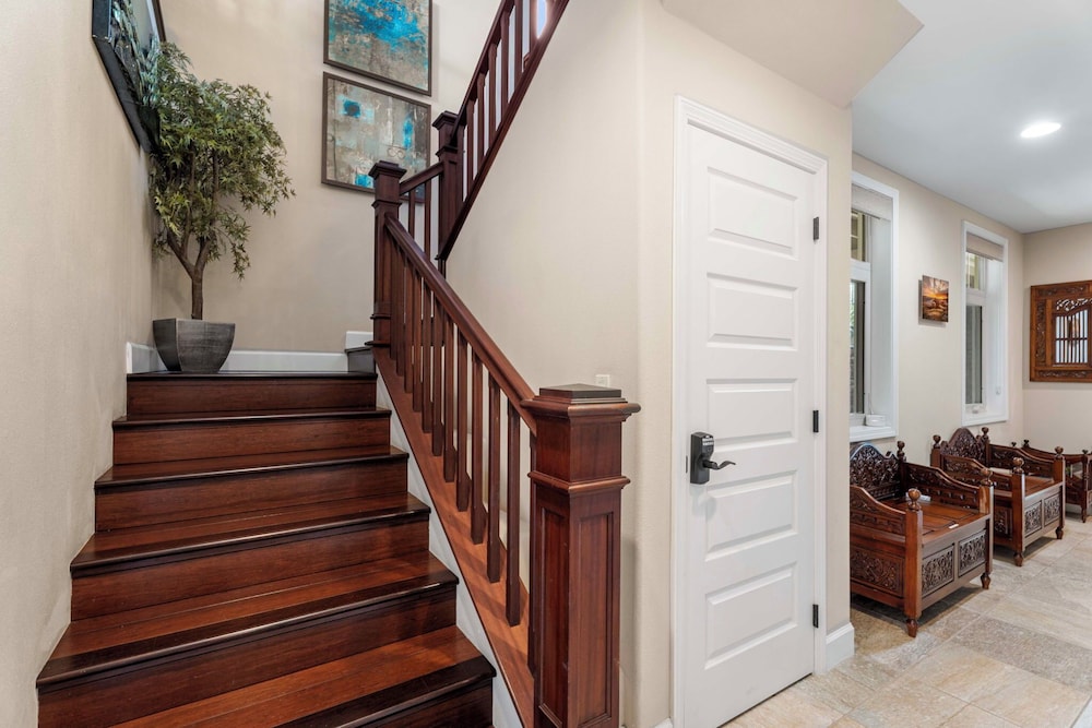 Private Beach Access Includes Concierge Outdoor Spacious Lanai!