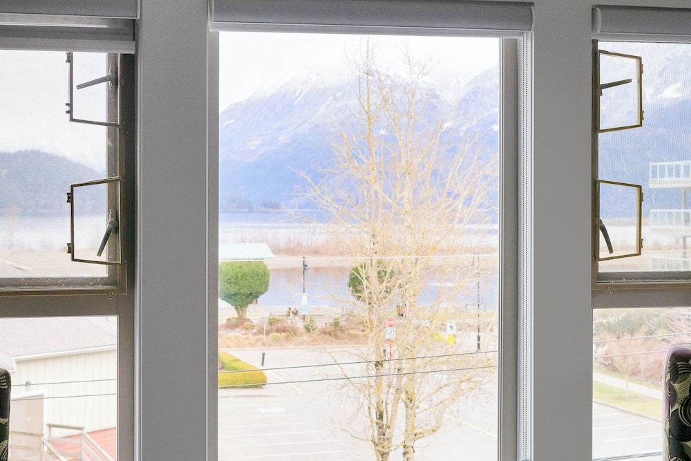Rooftop Paradise Luxe 2BR Lake Views
