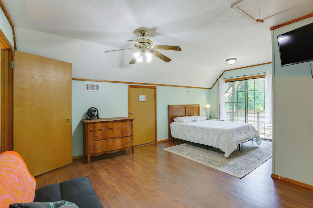 Wraparound Porch: Toledo Bend Reservoir Retreat!