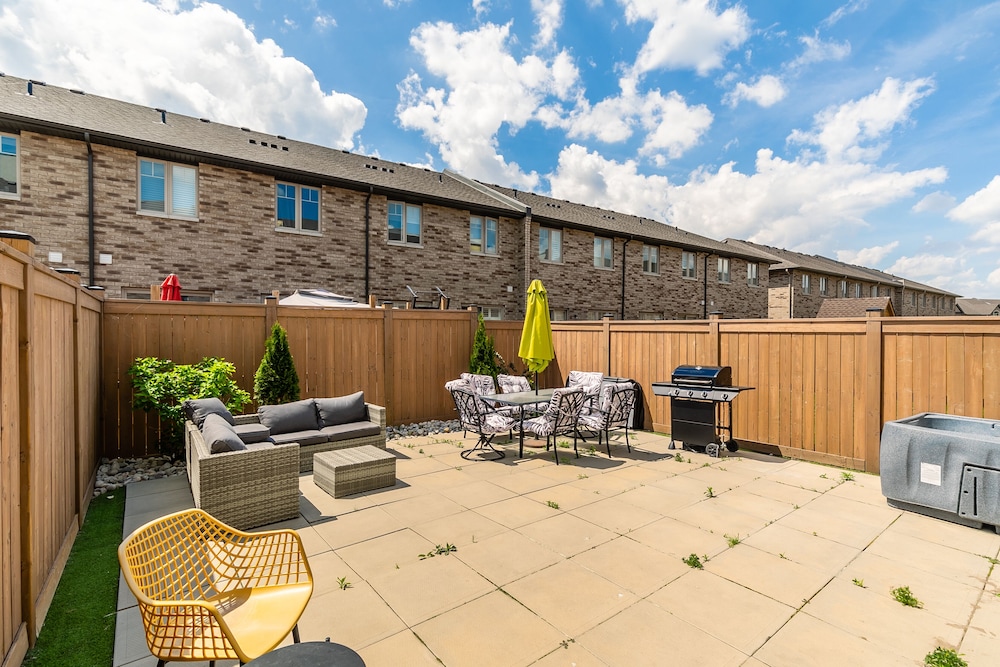 GLOBALSTAY. Waterfront 5BR Townhouse. Private HOT TUB, Gym, Sauna - Property Image 5