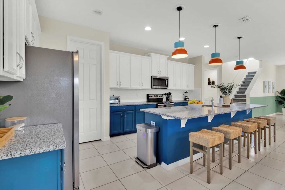Sleeps 20! 9bdr, Star Wars-themed Game Room, Pool, Hot Tub Nassau by Avantstay