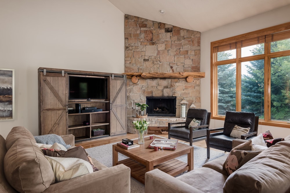 Conifer by Avantstay Secluded Cabin Amongst the Trees w Hot Tub