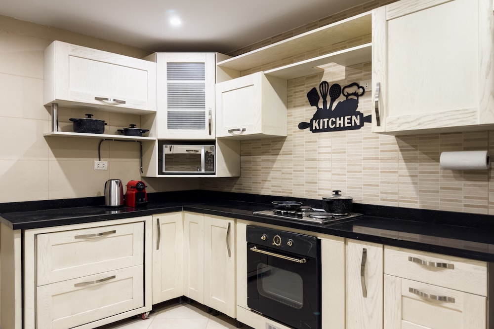 Flattering 2bdr - 5 min to Airport