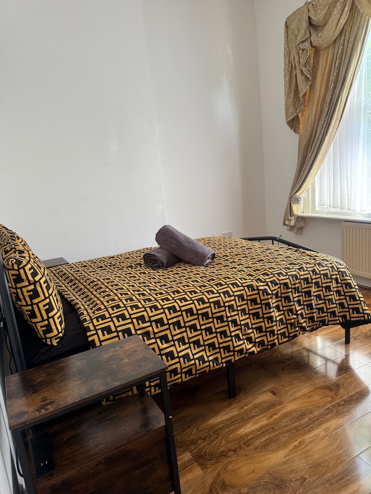 2 Bed Flat - Sleeps 4 - Parking - Wifi