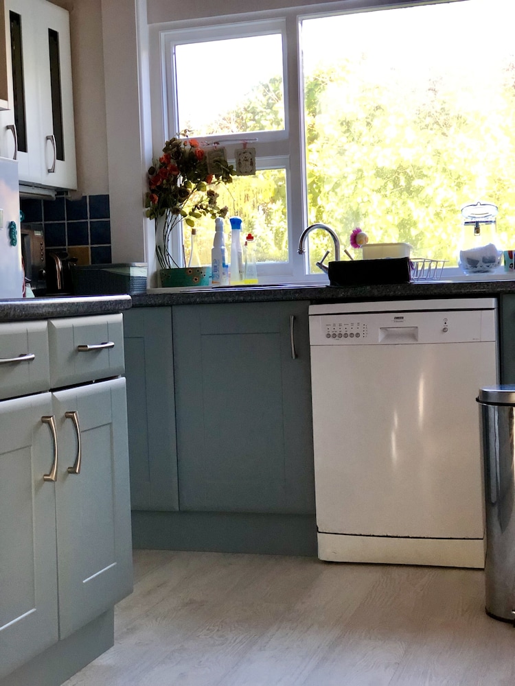 3 Bed Cottage - Sleeps 6 - Pets - Garden - Parking view 5