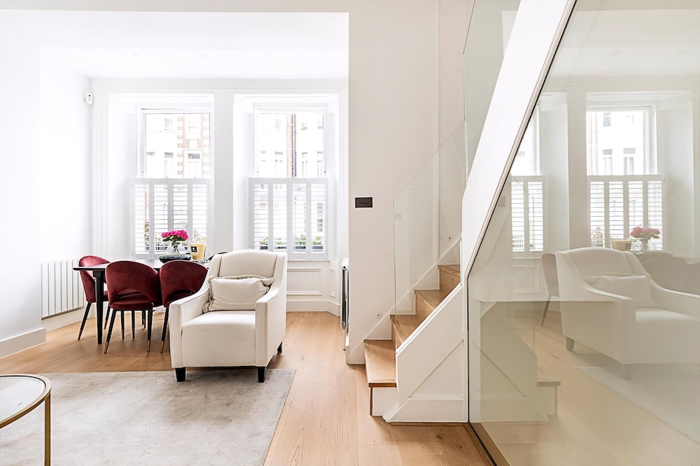 Elegant South Kensington Retreat w/ Outdoor Spaces
