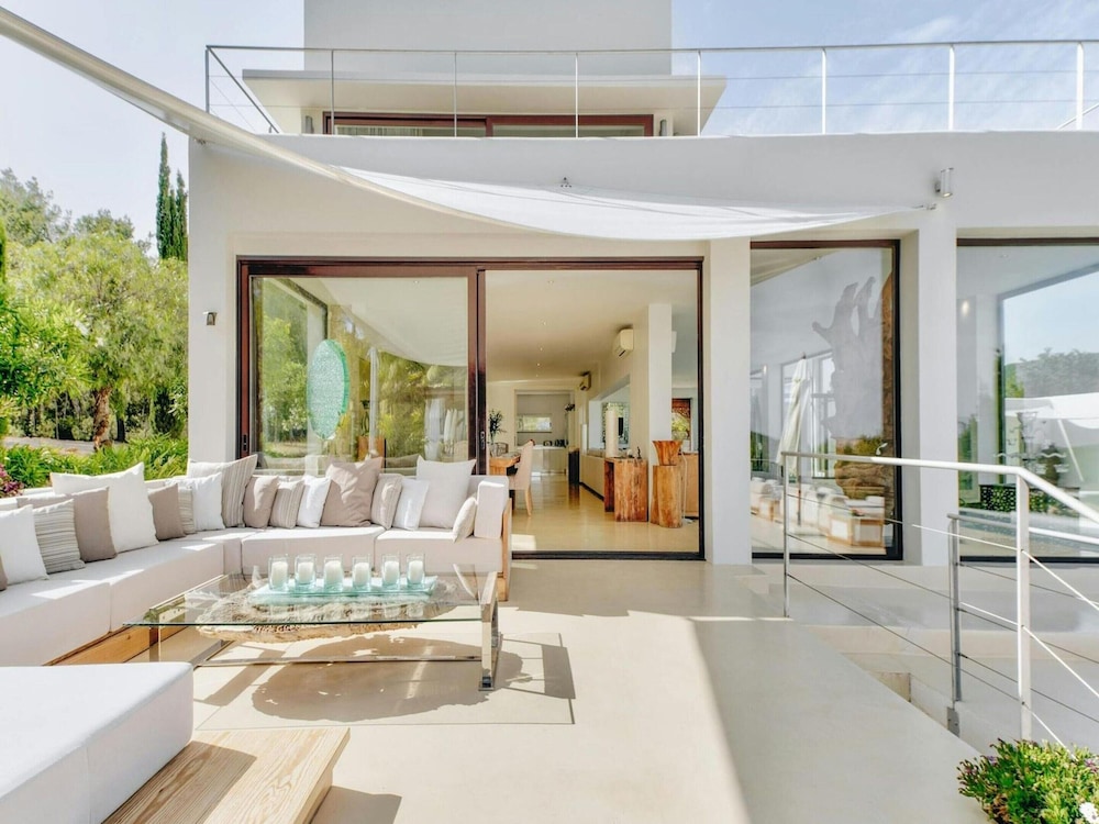 Holiday Home With Stunning Infinity Pool
