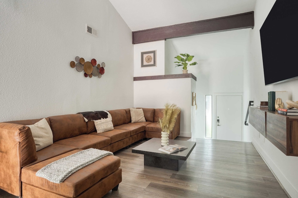 Stylish Retreat, Shared Pool & Yard Near Downtown Fairlawn Lane A by Avantstay