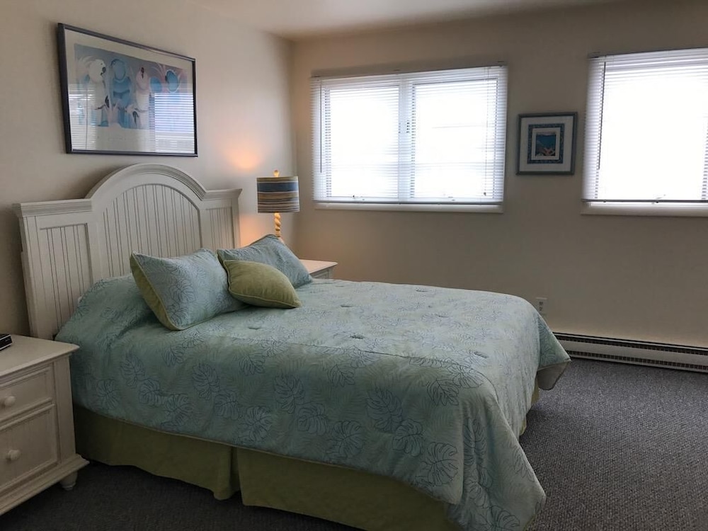 Mariners Court 206