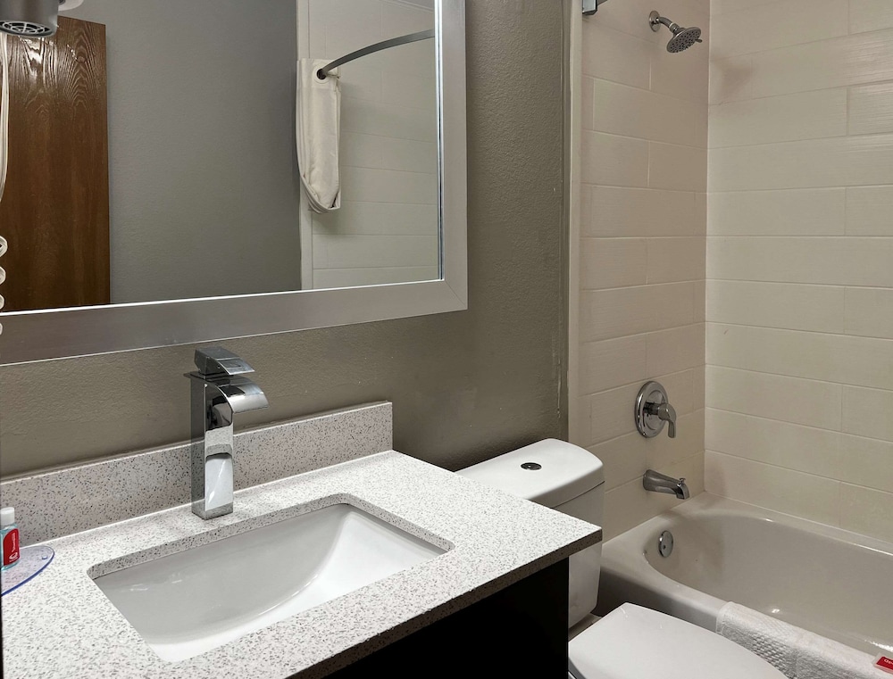 Spring Lake Vacations - Econo Lodge - Property Image 2