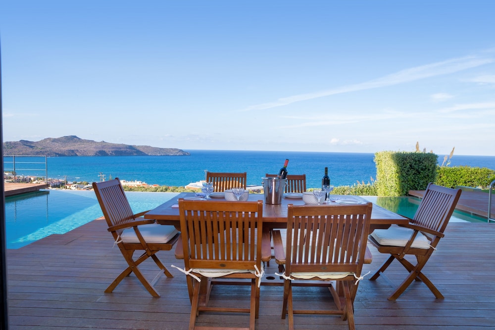 Mountainside Villa w Pool gym 500m to the Beach photo 4