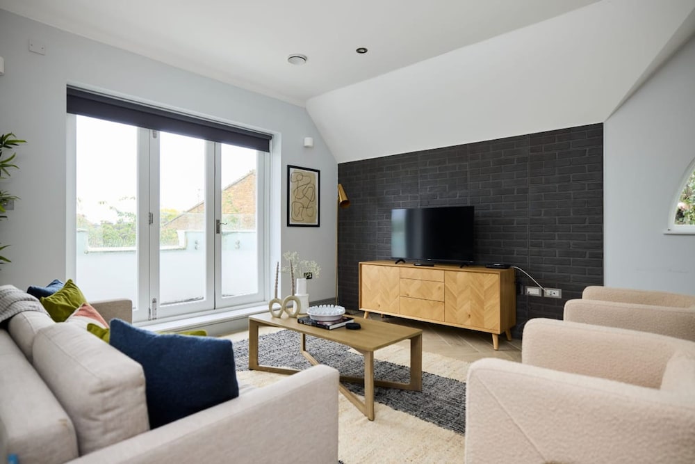 The Putney Sanctum - Beckoning 2bdr Flat With Balcony