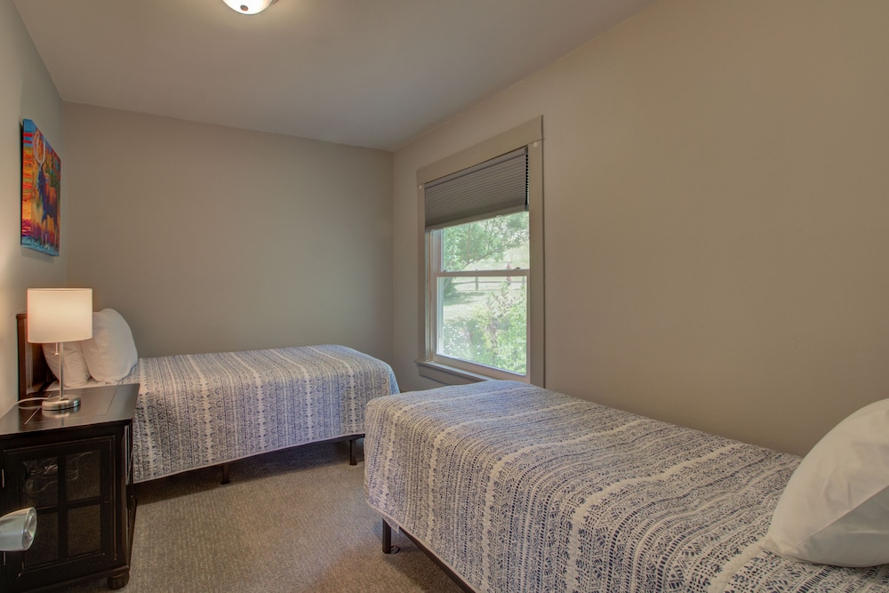 The Lodges of Oak Creek view 4