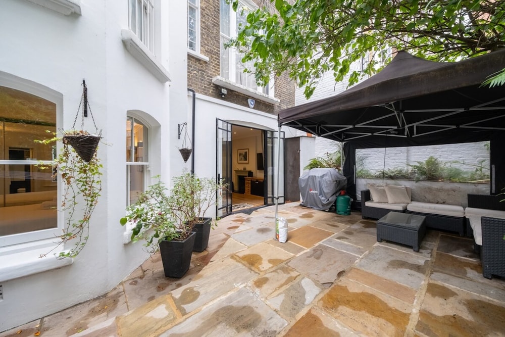 Gorgeous 2BD Flat With Patio - South Kensington!