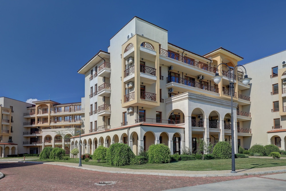 Lighthouse Luxe Estate Apart & Villas