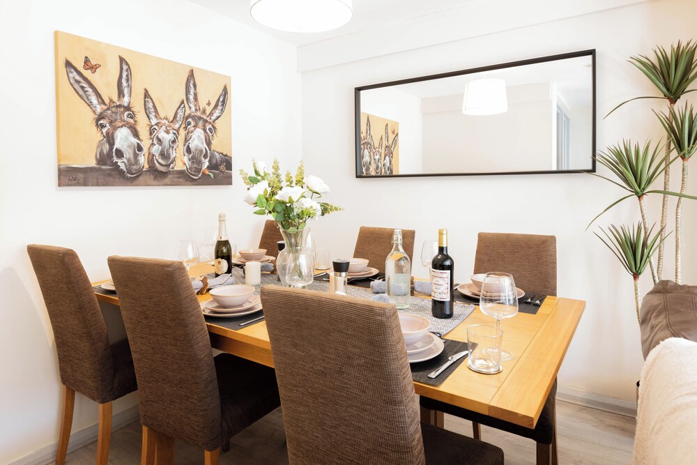 Spacious 4-bed, Free Parking, Short or Long Stays