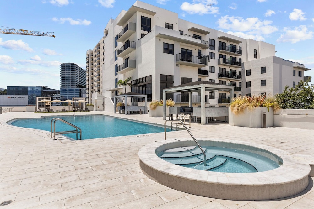 2Br2Ba Next To Jackson Memorial Hospital