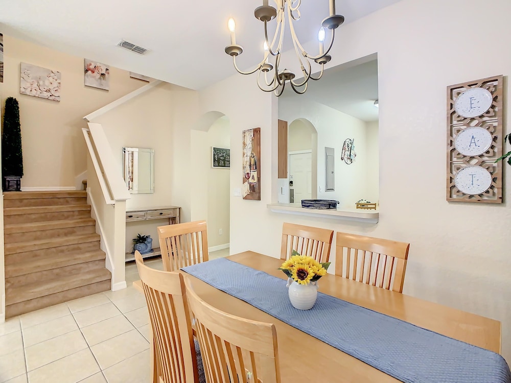 Spacious Regal Oaks Townhome by Disney