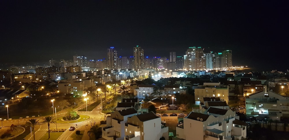 Private Bed and Bathroom in Netanya