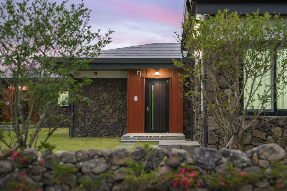 Gimnyeong stonewall Private Pool Villa