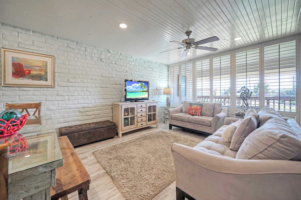 Pour Me a Vacation Mins to Beach, Community Pool+tennis Court, Private Balcony