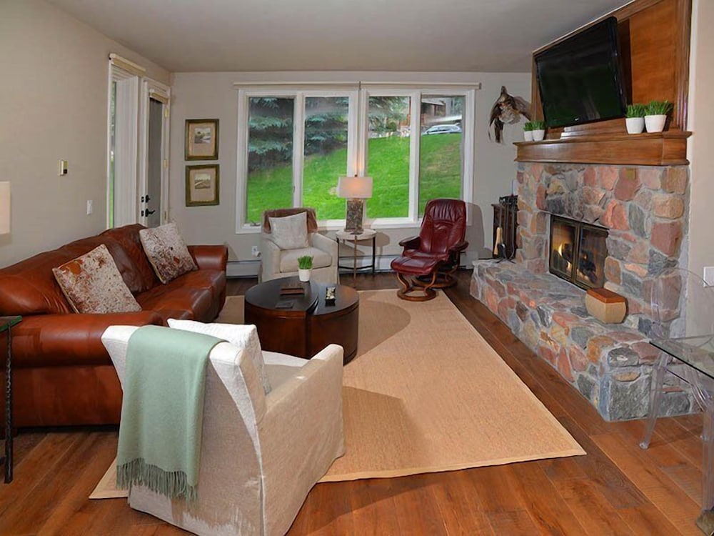 Edwards Vacations - Arrowhead Village Condo - 104 Seasons Lodge - Property Image 1