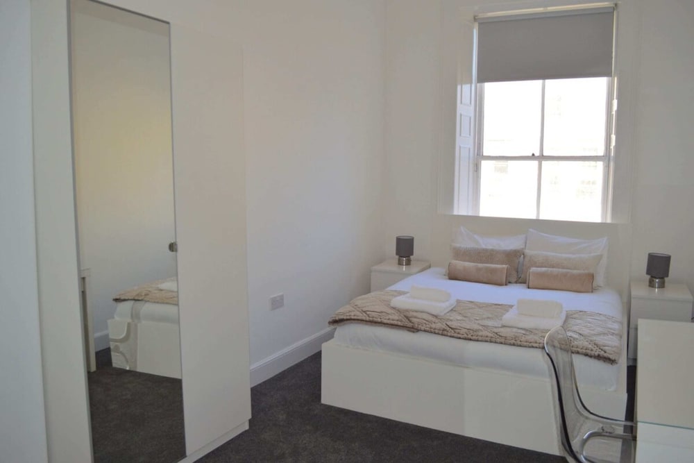 Spacious 3 Bedroom Flat in the City Centre