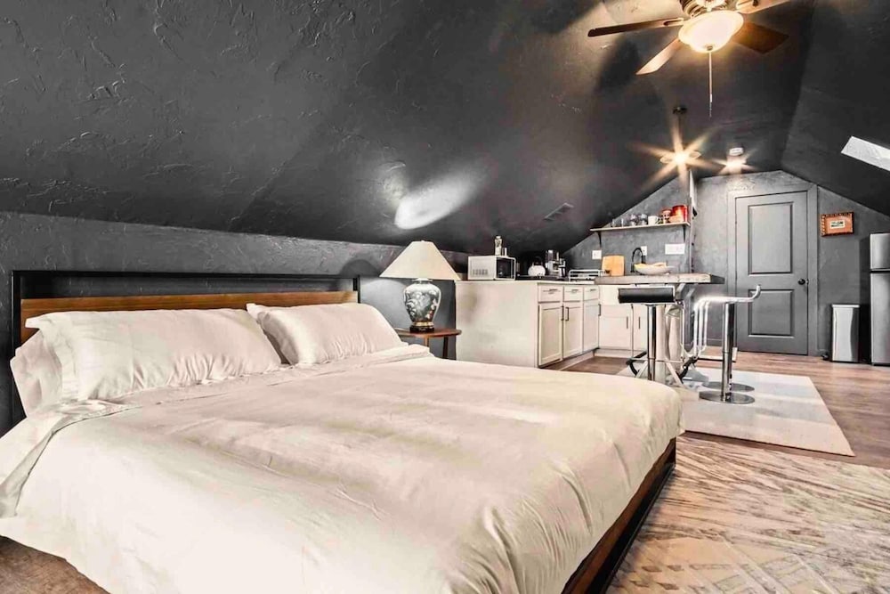 Oklahoma City Vacations - 3-story 6-bedroom 4 Bathrooms 3min-asian Dist - Property Image 48