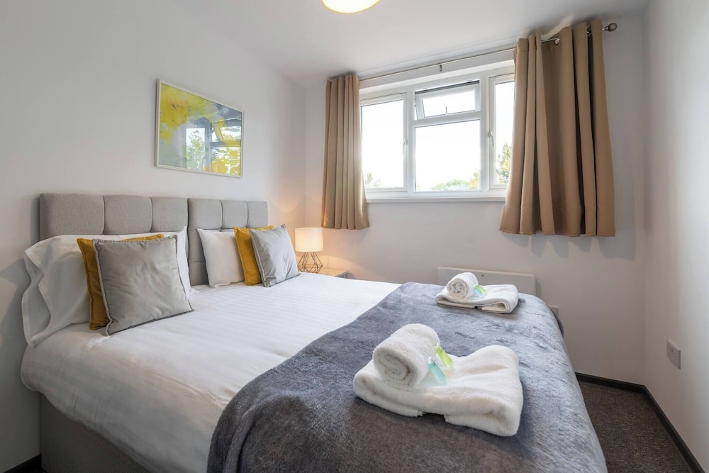 The Elderns Spacious 2BR Netflix Parkingshops
