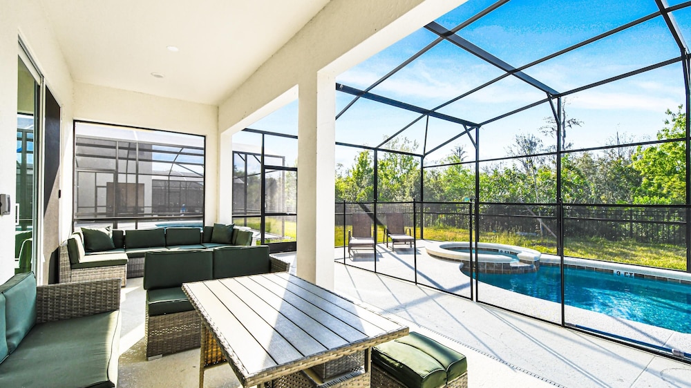 Veranda Palm Resort 12br Pool Spa Villa by Disney view 5