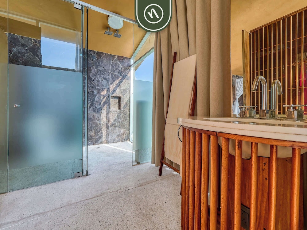 Luxury Oceanfront Villa - Private Beach - Pool