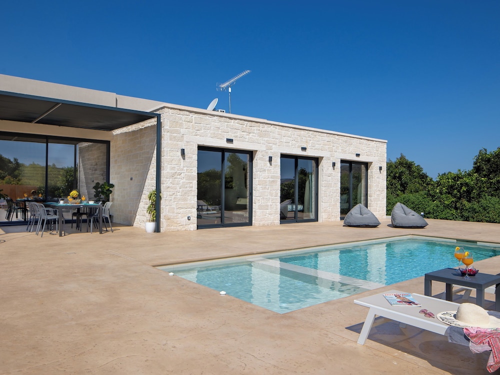 PanStel Luxury Villas - pools & jacuzzi